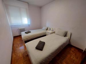 Ένα ή περισσότερα κρεβάτια σε δωμάτιο στο Piso sencillo y acogedor con parking gratuito