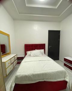 - une chambre avec un grand lit et un miroir dans l'établissement Urban Retreat Luxury Shortlet Apartment Lekki Lagos, à Lekki