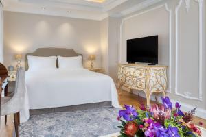 TV a/nebo společenská místnost v ubytování King George, a Luxury Collection Hotel, Athens
