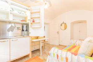 a kitchen and a bedroom with a bed and a desk at Extravacanza Central Station 2 in Bari