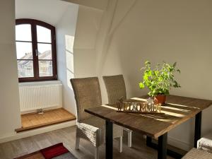 - une salle à manger avec une table et des chaises en bois dans l'établissement FeWos Anno 1529 in Top-Altstadtlage von Zittau, à Zittau