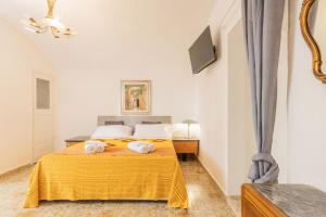 a bedroom with a bed with two towels on it at Extravacanza Central Station 2 in Bari