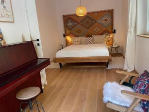 A bed or beds in a room at Liv'In Garden I Boutique Apartment I Szentendre