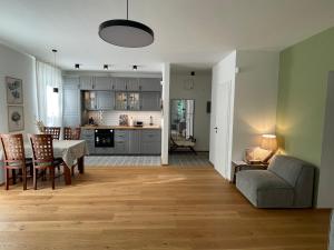 uma sala de estar e cozinha com uma mesa e um sofá em Liv'In Garden I Boutique Apartment I Szentendre em Szentendre