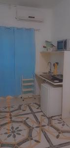 una cucina con bancone e lavandino in una stanza di Grace Garden Guesthouse a Ocho Rios