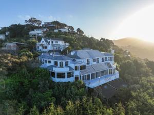 een luchtzicht op een huis op een heuvel bij Harbour Lodge Wellington in Wellington