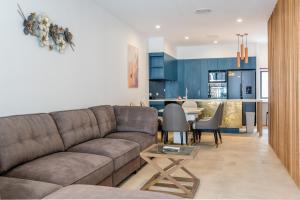 a living room with a couch and a table at Westend 3 bedroom Split level Townhouse Next to River in Brisbane