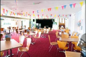 a classroom with tables and chairs and flags at Talland view. Polperro in Looe