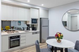 Meriton Suites Bondi Junction tesisinde mutfak veya mini mutfak