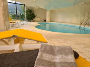 Bazén v ubytování Appartement Bristol Villars-sur-Ollon nebo v jeho okolí