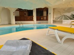 Bazén v ubytování Appartement Bristol Villars-sur-Ollon nebo v jeho okolí
