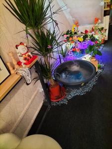 Le Melur في جورج تاون: حمام مع حوض استحمام بالنباتات والورود