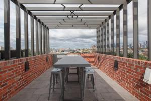 een tafel en stoelen op het dak van een gebouw bij Smith Street Crossing - Central City-view Serenity in Melbourne