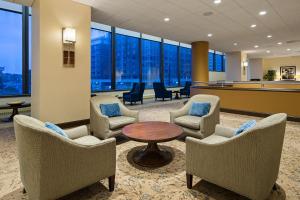 uma sala de espera com cadeiras e uma mesa em The Westin Crystal City Reagan National Airport em Arlington