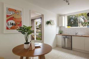 een keuken met een tafel met een plant erop bij Spacious Suburban Comfort Perfect for Families in Melbourne