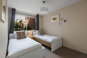 מיטה או מיטות בחדר ב-Spacious Suburban Comfort Perfect for Families