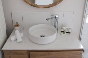 een badkamer met een witte wastafel en een spiegel bij Spacious Suburban Comfort Perfect for Families in Melbourne