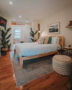 een slaapkamer met een groot bed in een kamer bij Willow Pond Motel in Catskill