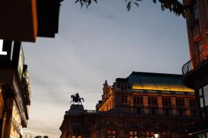 um edifício com uma estátua de cavalo em frente em Hotel Bristol, a Luxury Collection Hotel, Vienna em Viena