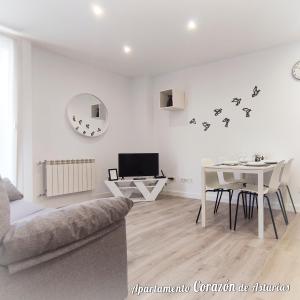 a living room with a couch and a table at CORAZÓN DE ASTURIAS in Piedras Blancas