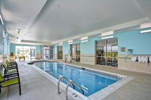 a large swimming pool in a building at SpringHill Suites by Marriott Cincinnati Blue Ash in Blue Ash