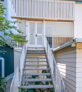 ブリスベンにあるCity Centre Comfort - Your Home in Vibrant Brisbaneの家の扉につながる一連の階段