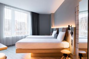 Ein Bett oder Betten in einem Zimmer der Unterkunft Moxy The Hague