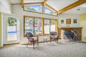 Cedarbrook Deluxe one bedroom suite located on 2nd floor with outdoor heated pool 21921的休息区