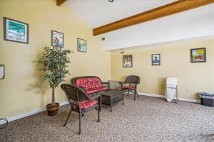 Cedarbrook Deluxe one bedroom suite located on 2nd floor with outdoor heated pool 21921的休息区