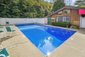 Cedarbrook Deluxe one bedroom suite located on 2nd floor with outdoor heated pool 21921内部或周边的泳池
