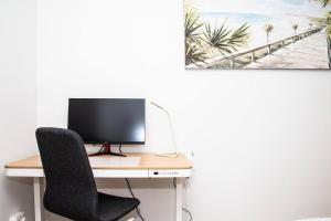 Μια τηλεόραση ή/και κέντρο ψυχαγωγίας στο Seaside Smart Home - Coastal Chic at Henley Beach