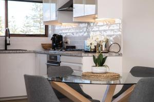 Η κουζίνα ή μικρή κουζίνα στο Seaside Smart Home - Coastal Chic at Henley Beach