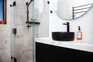 Ένα μπάνιο στο Seaside Smart Home - Coastal Chic at Henley Beach +8 φωτογραφίες
