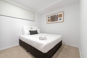 een slaapkamer met een bed met twee knuffels erop bij Perfect Prospect Among City's Dining Hotspots in Prospect