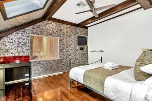 アデレードにあるParish Court - A Unique Contemporary Conversionのベッドルーム1室(ベッド1台付)、窓が備わります。