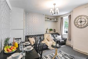 a living room with a couch and a table at 3 Bedroom Flat Near Finsbury Park, Manor House Station in London