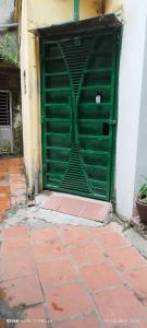 uma porta verde do lado de um edifício em H2 homestay phố cổ check in tự động em Hanói