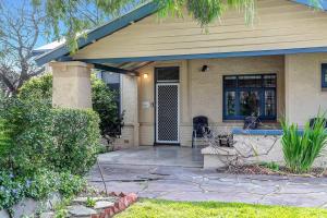 une maison avec un porche et un patio dans l'établissement East Parklands Cottage - A Dreamy Garden Hideaway, à Adélaïde