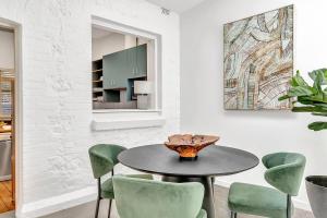 une salle à manger avec une table et des chaises vertes dans l'établissement 'Kingston Mews' A Perfect Parkside Sanctuary, à Bowden