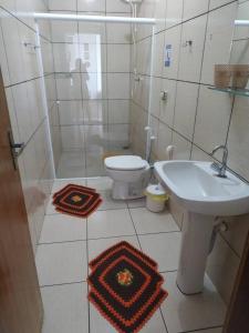 a bathroom with a toilet and a sink at Rancho Imperador in Pôrto Primavera