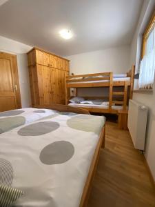 Postel nebo postele na pokoji v ubytování Apartments Karmen
