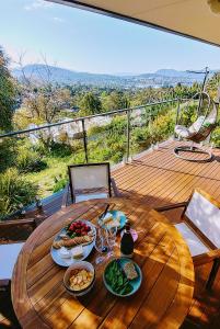 una mesa de madera con comida en la cubierta en The View 2 bed unit with stunning Hobart outlook, en Hobart