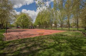 - un terrain de basket dans un parc arboré dans l'établissement Cozy PDX Hideout, Ideal Location, à Portland