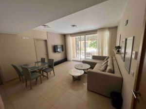 - un salon avec un canapé et une table dans l'établissement One Bedroom - Mangroovy El Gouna, à Hurghada