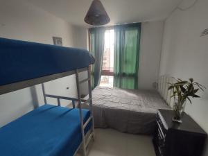 1 dormitorio con litera y ventana en CASA HOSTEL 129-A en Cajamarca