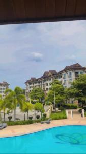 Bazén v ubytování 2BR Condo free pool with wifi near Mall in Davao City nebo v jeho okolí