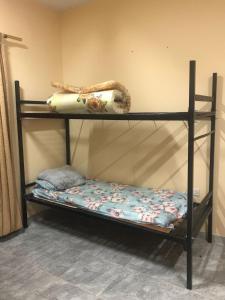 Katil dua tingkat atau katil-katil dua tingkat dalam bilik di Ahjar hostel only ladies