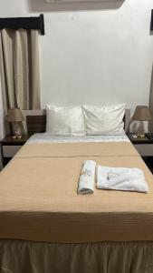 Una cama con dos toallas encima. en SEVEN DAYS HOTEL B&B, en San Pedro Sula