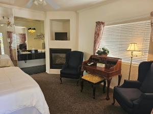 1 dormitorio con escritorio, 1 cama y escritorio en Alhatti Christian Resort, en Idyllwild