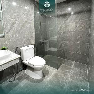 W łazience znajduje się toaleta, umywalka i prysznic. w obiekcie Chuỗi căn hộ Merci Apartment & Homestay - HH Riverside Hai Phong Central w Hajfong